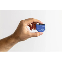 Relé inteligentnej domácnosti Shelly Gen3 v ruke