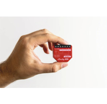 Ruka drží vypínač inteligentnej domácnosti Shelly Gen3.