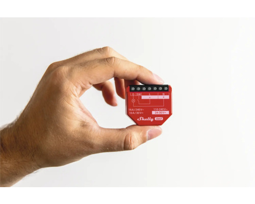 Ruka drží vypínač inteligentnej domácnosti Shelly Gen3.