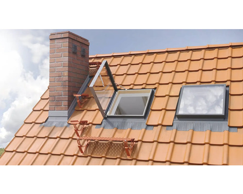 Strecha s škridlami, strešnými oknami a komínom.
