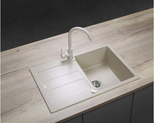 Kuchynský drez s odkvapkávacou plochou a batériou na pracovnej doske