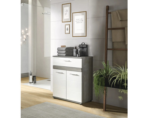 Moderná kúpeľňa s umývadlovou skrinkou, uterákmi, dekoráciami a rebríkom na uteráky