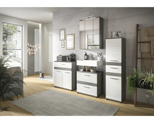 Svetlá kúpeľňa s umývadlom, zrkadlovou skriňou, vysokou skriňou a rebríkom na uteráky