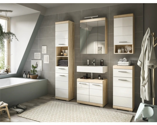 Moderná kúpeľňa s umývadlom, zrkadlovou skrinkou a vysokými skrinkami na kúpeľňové potreby a uteráky