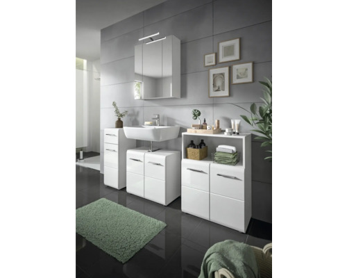 Moderná kúpeľňa s bielym umývadlom, zrkadlovou skrinkou a sivou stenou