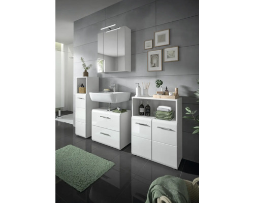 Moderná kúpeľňa s bielym umývadlom, zrkadlovou skrinkou a sivou dlažbou