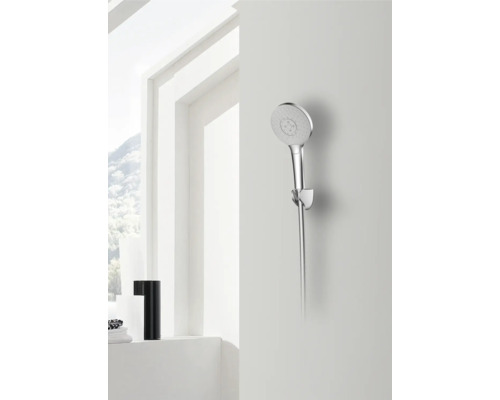 Ručná sprcha na nástennom držiaku v kúpeľni