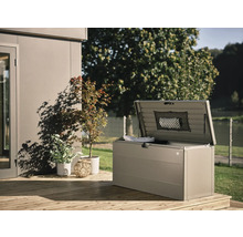 Otvorený úložný box na drevenej terase s rastlinami v pozadí