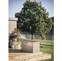 Záhradná scéna s kovovým úložným boxom na drevenej terase