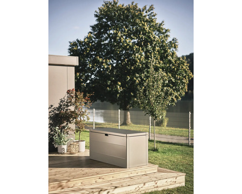 Záhradná scéna s kovovým úložným boxom na drevenej terase