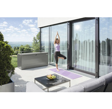 Scéna so ženou cvičiacou jogu na terase vedľa úložného boxu