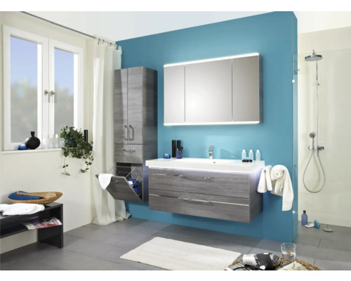 Moderná kúpeľňa s umývadlovou skrinkou, zrkadlovou skrinkou, vysokou skrinkou a sprchou