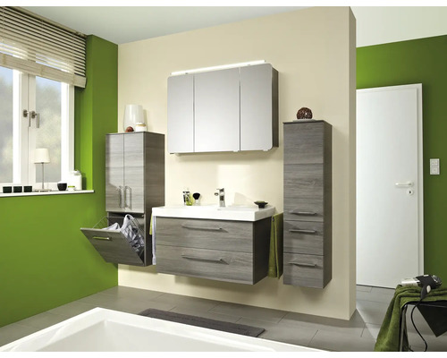 Kúpeľňa s umývadlovou skrinkou, zrkadlovou skrinkou a vysokými skrinkami vo vzhľade dreva