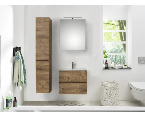 Svetlá kúpeľňa s drevenou skrinkou pod umývadlo, zrkadlovou skrinkou a vysokou skrinkou.