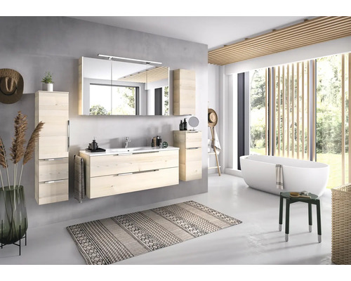 Svetlá kúpeľňa s umývadlom, zrkadlovou skrinkou, vaňou a dekoráciami pre priateľskú atmosféru.