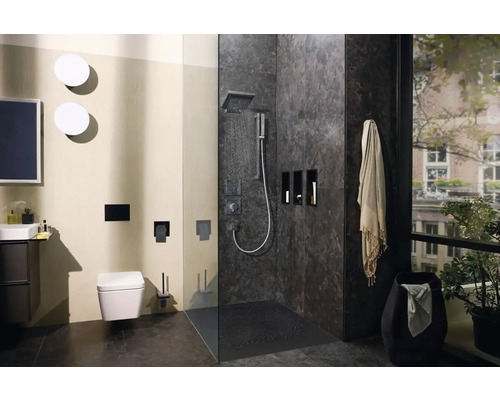 Moderná kúpeľňa so sprchou, toaletou a umývadlom