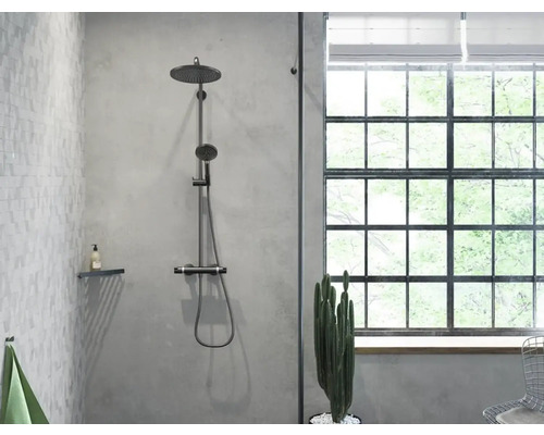 Kúpeľňa so sprchovou batériou, policou a oknom