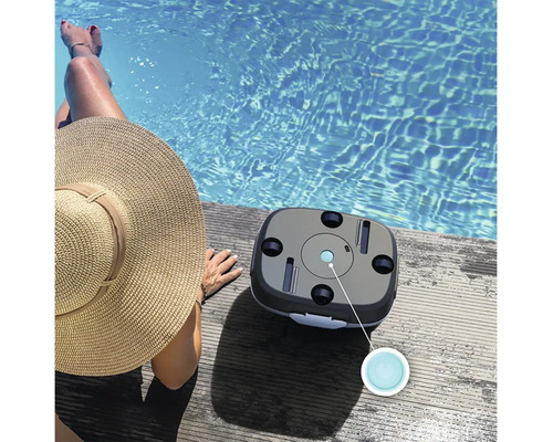 Automatické zariadenie na čistenie bazénov vedľa bazéna