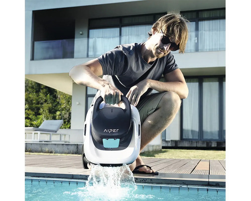 Muž spúšťa bazénového robota Aiper do bazéna.