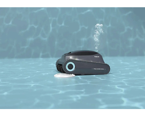 Čistiaci robot do bazéna vo vode so stúpajúcimi bublinami