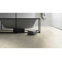 Kúpeľňa s vaňou a podlahovými dlaždicami