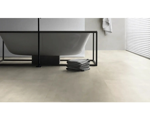 Kúpeľňa s vaňou a podlahovými dlaždicami