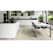 Moderná kuchyňa s kuchynským ostrovčekom, jedálenským stolom a stoličkami