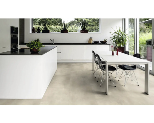 Moderná kuchyňa s kuchynským ostrovčekom, jedálenským stolom a stoličkami