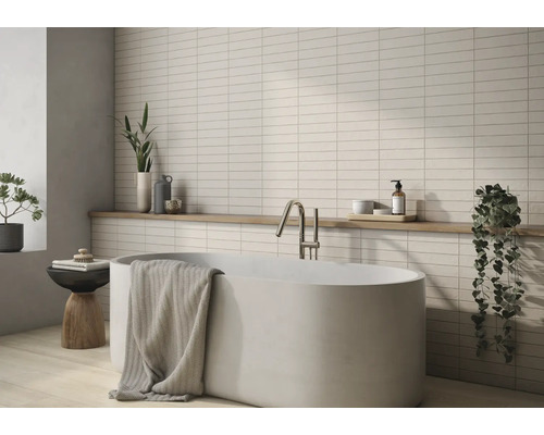 Kúpeľňa s vaňou, batériou, uterákom, policou a obkladačkami