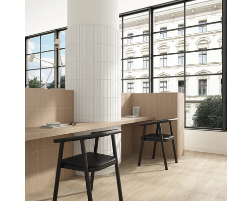 Svetlý, organizovaný priestor s obkladanou stenou a podlahou, stolom a stoličkami