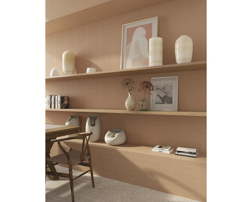 Obývacia izba s policami, dekoráciami a dreveným stolom