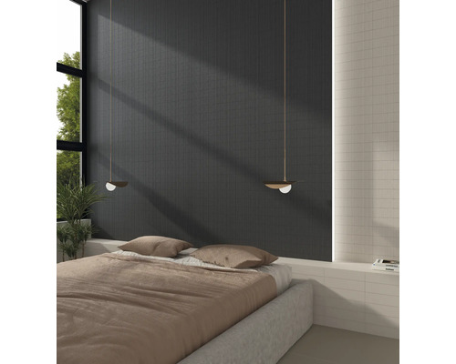 Spálňa s posteľou, obkladom a závesnými svietidlami