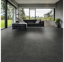 Moderná obývacia izba s veľkoformátovými sivými podlahovými dlaždicami a čiernou koženou sedačkou