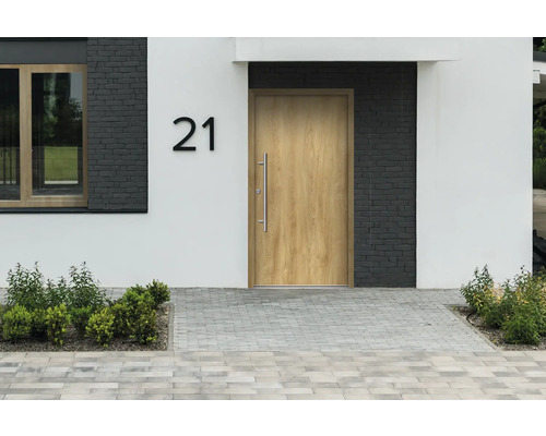 Vchodové dvere s číslom domu 21 a nerezovou kľučkou vo svetlej fasáde.
