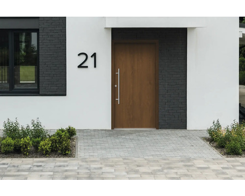 Fasáda domu s vchodovými dverami a číslom domu 21
