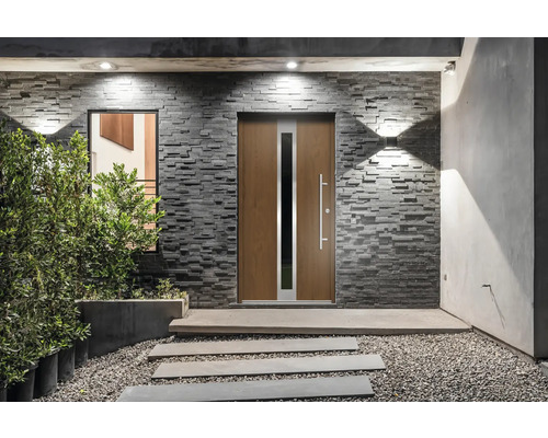 Moderné vchodové dvere s bočným dielom, kamenný múr a kamenná cesta