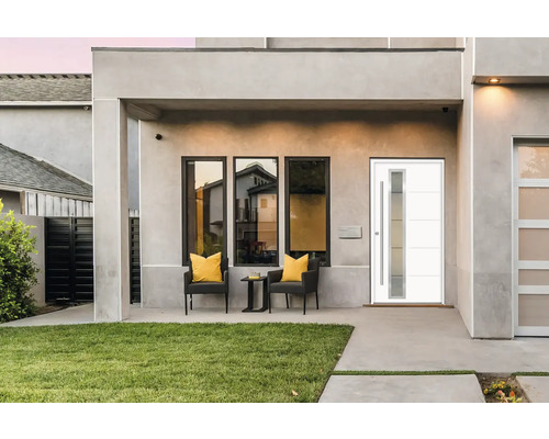 Fasáda domu s vchodovými dverami, oknami a posedením