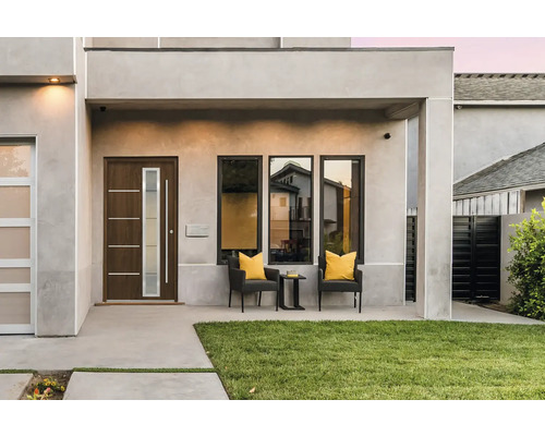 Moderný dom s vchodovými dverami, oknami a záhradou.