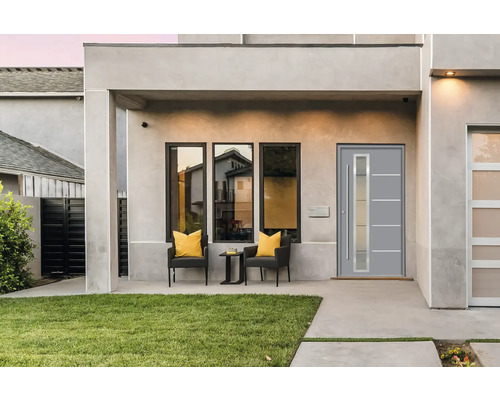 Moderná fasáda domu s vchodovými dverami, oknami a posedením vonku