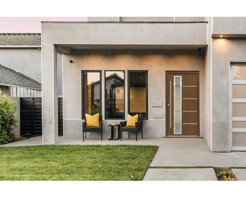 Moderná fasáda domu s vchodovými dverami, oknami a posedením