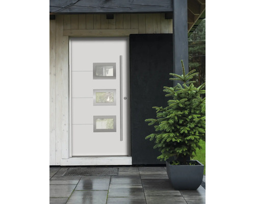 Moderné vchodové dvere s tromi obdĺžnikovými oknami a dlhou kľučkou