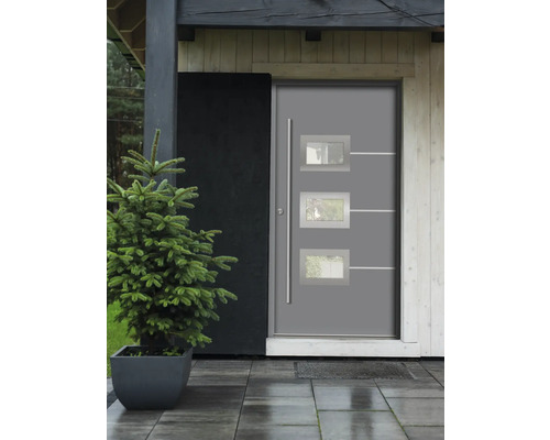 Moderné vchodové dvere so sklenenými vložkami a bočnou rukoväťou vo vstupnom priestore domu