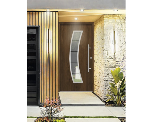 Drevené vchodové dvere so sklenenou vložkou a nerezovou kľučkou.