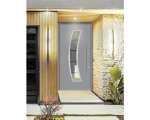 Sivé vchodové dvere so sklenenou vložkou a držadlom z nehrdzavejúcej ocele vo vchode do domu