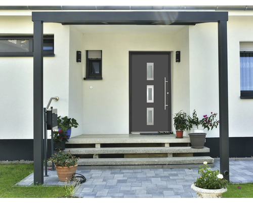 Vstupný priestor domu s vchodovými dverami pod strieškou