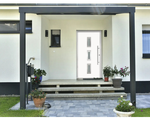 Vstupný priestor domu s vchodovými dverami a schodiskom