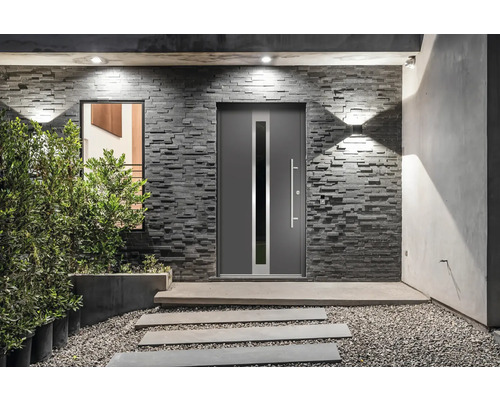 Vstupný priestor s vchodovými dverami, oknom a kamennou stenou