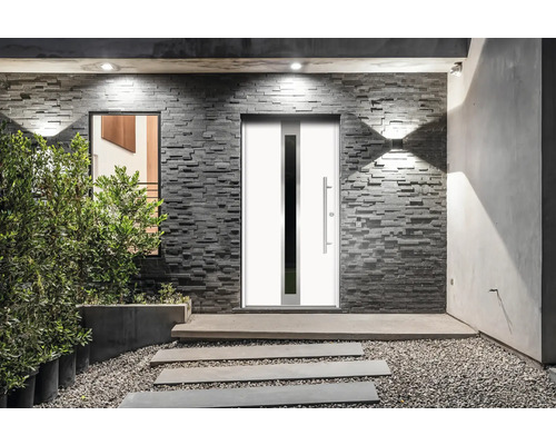 Vstupný priestor s vchodovými dverami, kamennou stenou a kvetináčmi