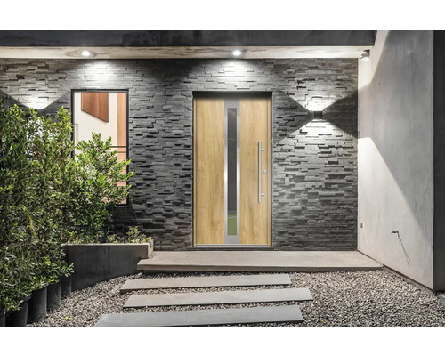 Vstupný priestor s vchodovými dverami, oknom a kamennou stenou