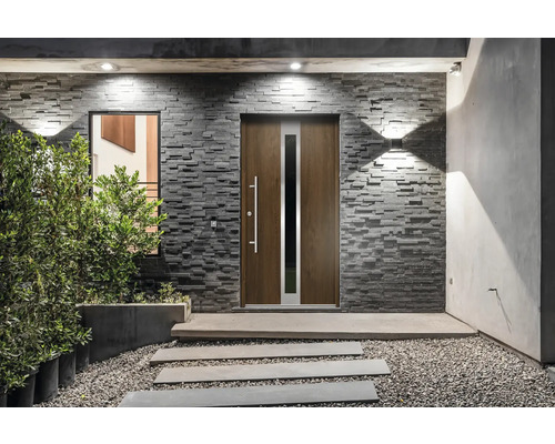 Moderná fasáda domu s vchodovými dverami, oknom a kamennou cestou